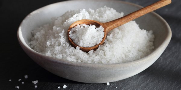 Pourquoi il faut mettre du sel dans votre liquide vaisselle 
