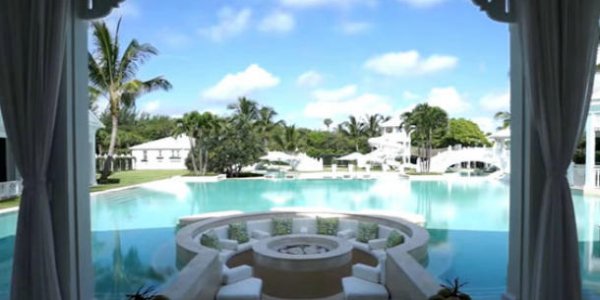 En images : Céline Dion brade son manoir de Floride pour le vendre au plus vite 