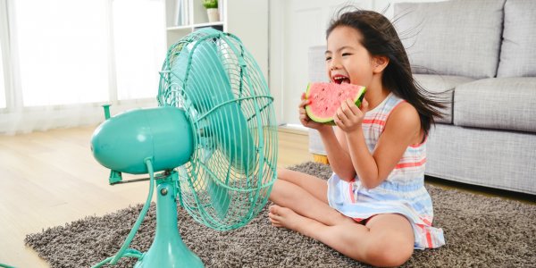 Ventilateur : 5 astuces pour augmenter son efficacité quand il fait (vraiment) très chaud