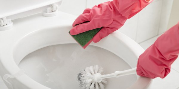 Toilettes : l'astuce du liquide vaisselle pour les déboucher