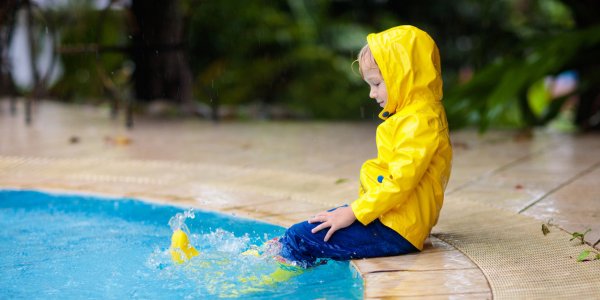 À la mer, à la piscine... Est-ce dangereux de se baigner quand il pleut ?