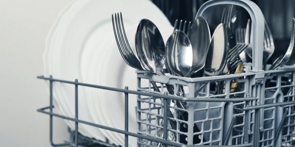 Lave-vaisselle : l'astuce de la boule d'aluminium pour des couverts impeccables