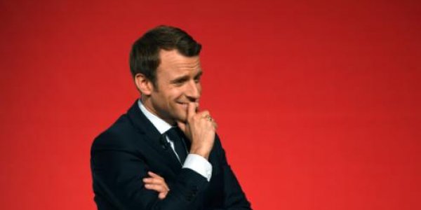 Emmanuel Macron reçoit Rihanna à l'Elysée : les internautes se moquent du président 