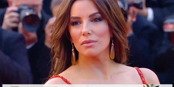 PHOTOS – Cannes 2023 : Eva Longoria flamboyante dans une robe rouge fendue pour la cérémonie de clôture