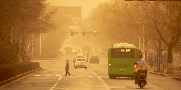 Une tempête de sable colore le ciel en orange et pollue l'air dans le nord de la Chine