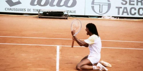 40 ans de la victoire de Yannick Noah à Roland-Garros : "Les gens crachaient leur lave, le stade était en éruption", se souviennent les commentateurs Jean-Paul Loth et Hervé Duthu