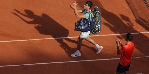 Roland-Garros 2023 : touché physiquement, le numéro 1 mondial Carlos Alcaraz cède en demi-finales contre Novak Djokovic