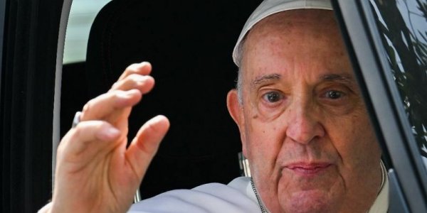 "Je suis encore vivant" : après avoir été hospitalisé trois jours, le pape François sort de l’hôpital