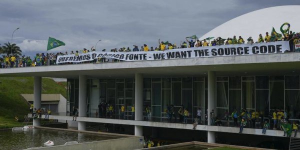 Brésil : pourquoi les pro-Bolsonaro (et Francis Lalanne) font-ils une fixette sur une "élite pédosataniste" ?