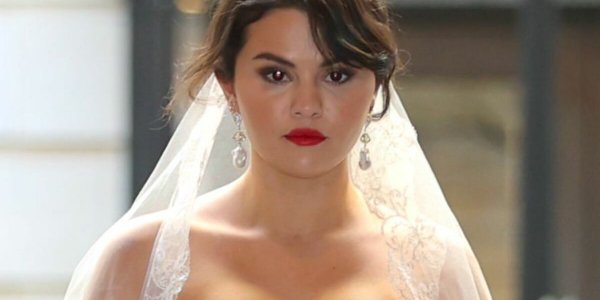 Robe de mariée : renversante, Selena Gomez modernise la classique robe avec des chaussures inattendues