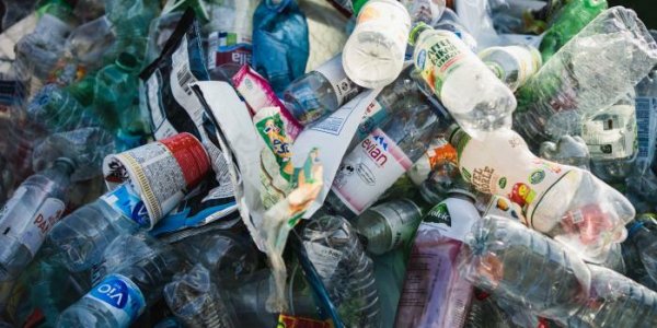 Traité contre la pollution plastique : une "première version" du futur texte doit être rédigée d'ici novembre
