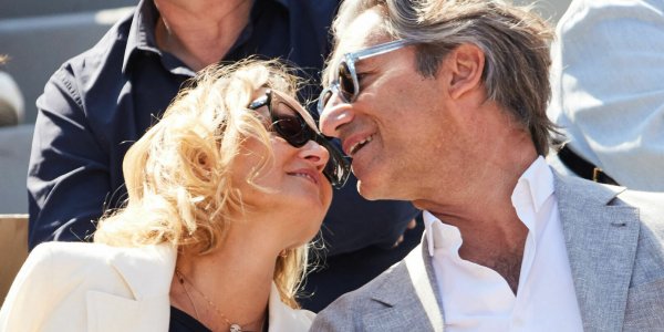 Caroline Roux : baisers volés pour la journaliste et son puissant mari dans les tribunes de Roland-Garros
