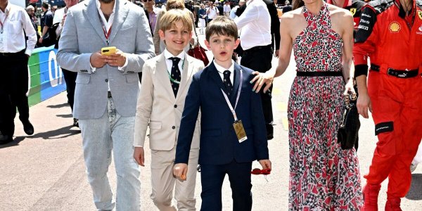 PHOTOS - Charlotte Casiraghi et Gad Elmaleh : leur fils Raphaël très chic en costume-cravate, son apparition remarquée !