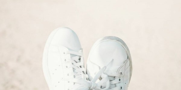Ces baskets blanches à moins de 52 euros sont l'incontournable paire de chaussures à avoir cette saison