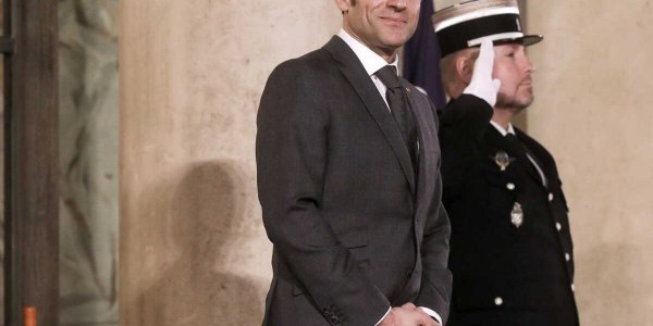 “Pas sérieux” : Emmanuel Macron justifie le report de la visite officielle de Charles III, une nouvelle date envisagée