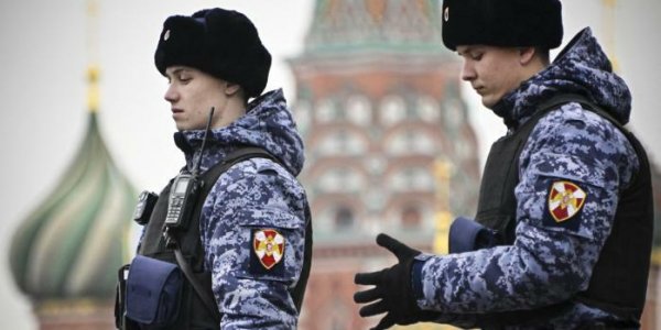 Guerre en Ukraine : la vidéo des clients de bars de Moscou forcés par des agents du FSB à chanter l'hymne national fait le tour de la Russie