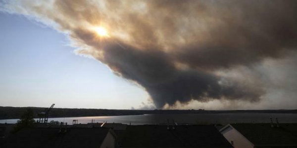 Canada : des milliers de personnes contraintes de fuir leur domicile à cause d'un incendie dans l'est du pays