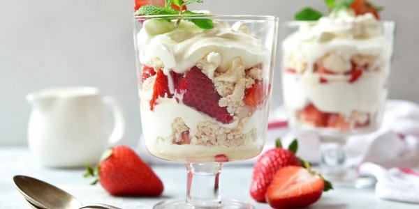 Dessert minute : la recette de l'Eton mess à la fraise de Cyril Lignac