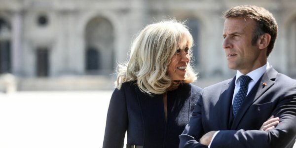 PHOTO – Brigitte Macron élégante au bras d’Emmanuel Macron : le couple fait sensation dans une tenue assortie