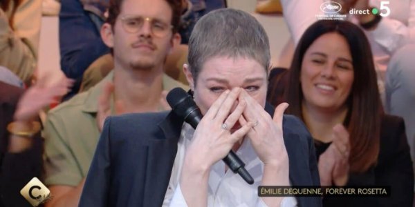 « Ce qui se passe 25 ans plus tard… » : Emilie Dequenne en rémission d’un cancer, elle fond en larmes dans « C à Vous »