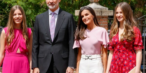 PHOTOS – Letizia d’Espagne en rose : ses filles les princesses Leonor et Sofia ravissantes assorties à leur mère