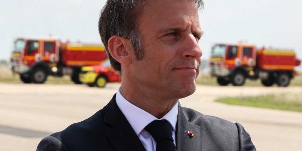 PHOTO - Emmanuel Macron bronzé et barbu : ce look inhabituel qui surprend