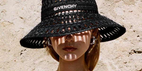 GALA GLAM - Givenchy souffle une brise de style sur la plage