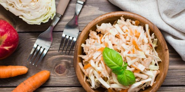 Coleslaw de Cyril Lignac, une salade rafraîchissante et pas chère pour vos pique-niques et barbecues