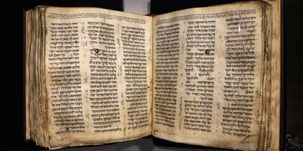 La plus ancienne bible hébraïque connue exposée en Israël avant sa mise aux enchères