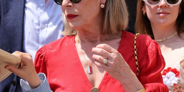 PHOTOS – Caroline de Monaco incendiaire en total look rouge, elle se fait remarquer
