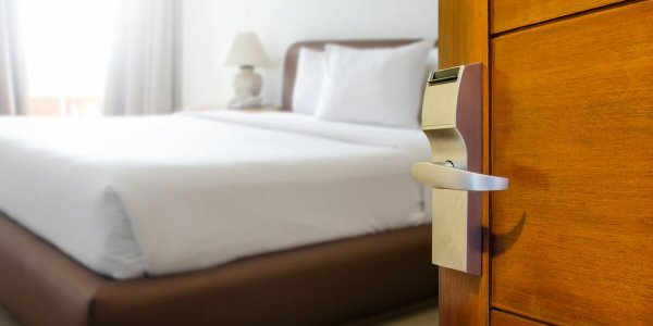 Ces objets et recoins des chambres d'hôtels qui peuvent être de véritables nids à bactéries, selon cette experte