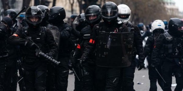 "Tu la fermes ou tu veux que je recommence ?" : un enregistrement sonore révèle des intimidations et insultes de policiers de la Brav-M à l'égard de manifestants interpellés à Paris