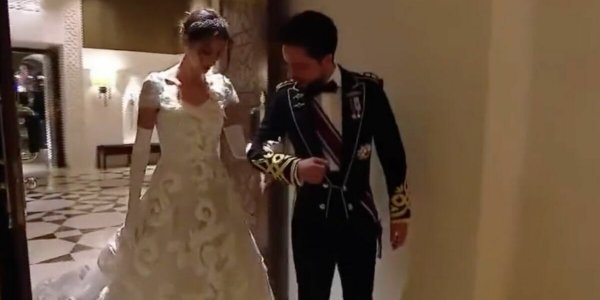 PHOTOS – Mariage d’Hussein de Jordanie et Rajwa Al-Saif : découvrez sa seconde robe de mariée (et elle est encore plus impressionnante que la première)