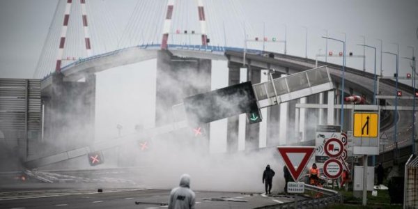 Retraites : le pont de Saint-Nazaire de nouveau ouvert "sur une voie dans chaque sens" après des dégradations commises par des manifestants