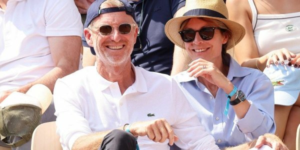 Denis Brogniart plus qu’heureux à Roland-Garros avec sa belle : TF1 le maintient malgré une vilaine polémique ! -PHOTOS