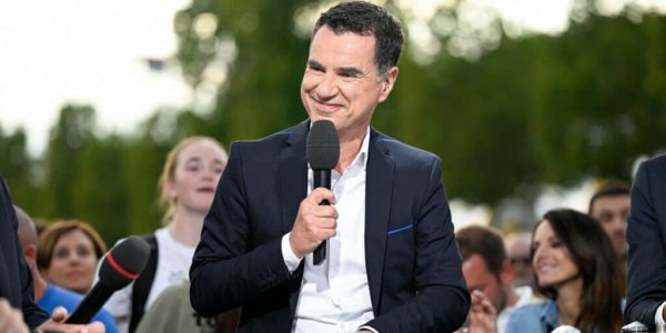 Laurent Luyat persuadé d’être hors antenne se lâche en direct sur France 2 : « Bien fait chier »