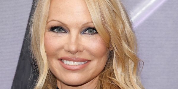 Pamela Anderson : elle lance une collection de maillots de bain parfaite pour se la jouer Alerte à Malibu