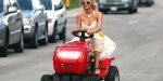Paris Hilton sur une tondeuse à gazon