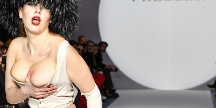 Michaela Stark : la cr&eacute;atrice montre un sein lors d'un d&eacute;fil&eacute; &agrave; la Fashion Week de Paris 