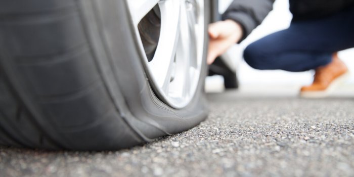 Vacances : gare à l’arnaque au pneu crevé, mais qu’est-ce que c’est ?