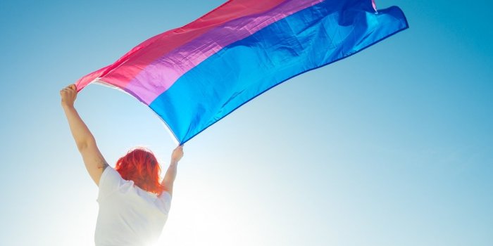 Bisexualité : "Les hommes sont faciles à draguer, les femmes plus sincères"