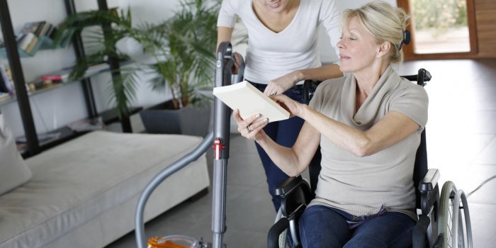 Seniors &agrave; domicile : quelles sont les aides et solutions pour rester chez soi ?