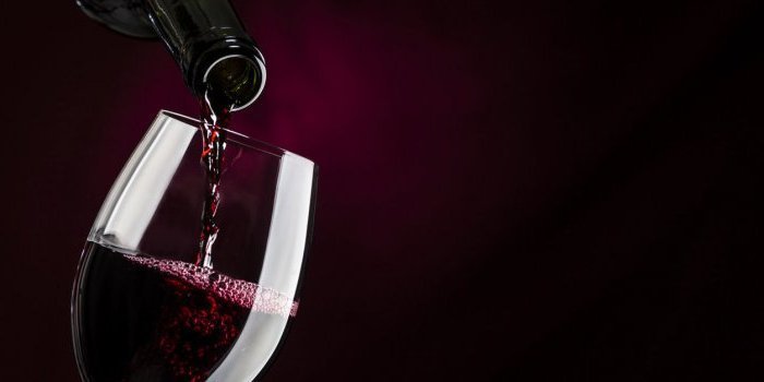 Covid-19 et boire de l'alcool : quels risques et précautions ?