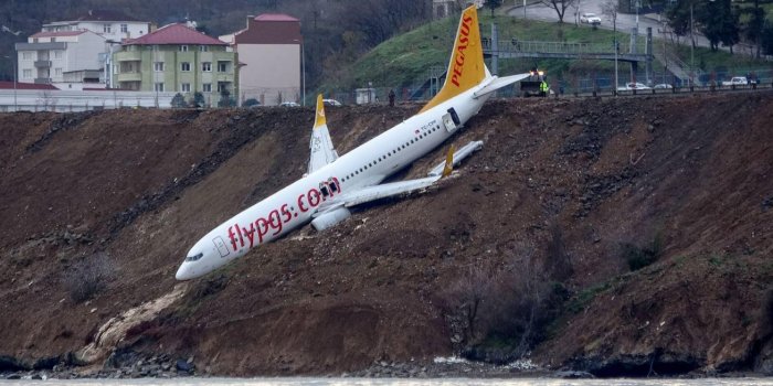 Turquie : la sortie de piste spectaculaire d'un avion au bord d'une falaise