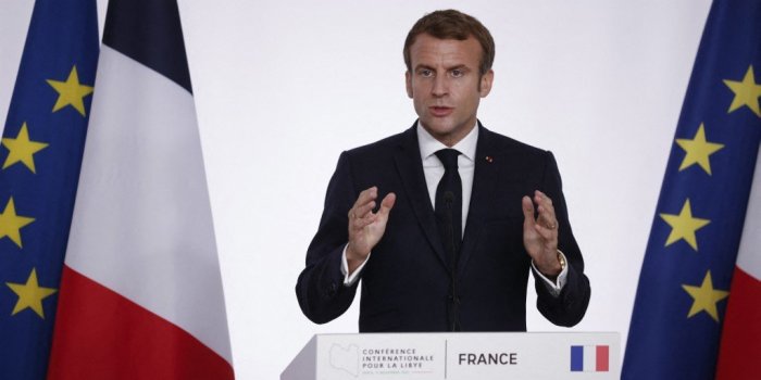 Drapeau français : pourquoi Emmanuel Macron a-t-il fait changer le bleu ?