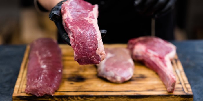 Viande avariée vendue aux clients, sauce pour cacher le goût... Révélation sur les boucheries de supermarchés