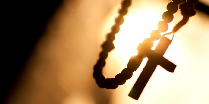Un crucifix enfoncé dans la gorge : ce prêtre pédophile a agressé sexuellement des enfants pendant des années avant d’être tué par une de ses victimes