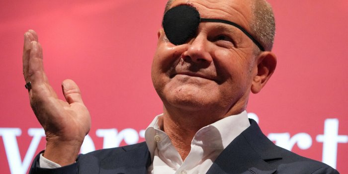 Mais pourquoi le chancelier allemand porte-t-il un bandeau de pirate ?