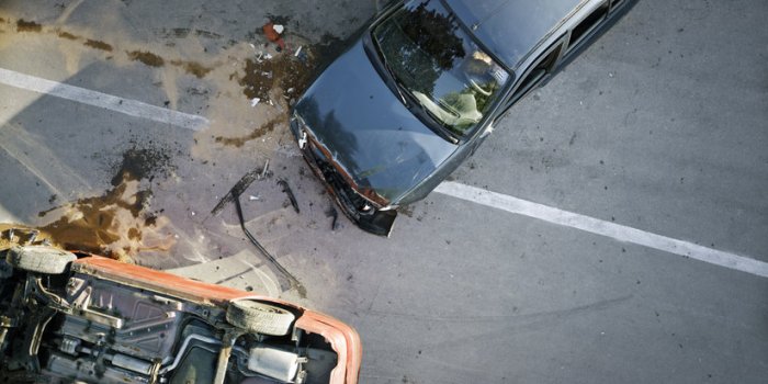 Sécurité routière : quels sont les réflexes à avoir quand vous êtes témoin d'un accident de voiture ?