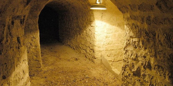 Sombres catacombes, cryptes mystérieuses… Découvrez les 10 lieux les plus mystérieux de France